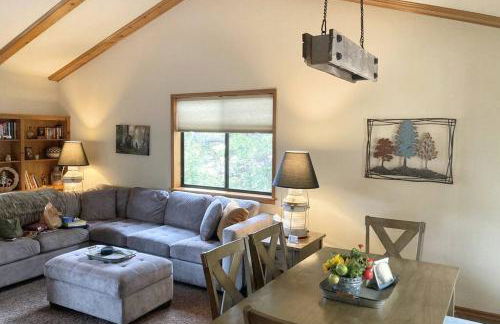 Cozy 3BR Dog-Friendly Cabin- Level 2 EV Chgr - Photo 26