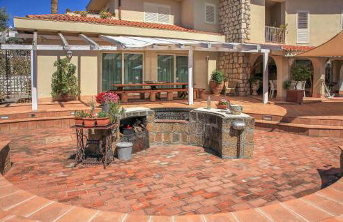 Amazing Home With Pool - Photo 12