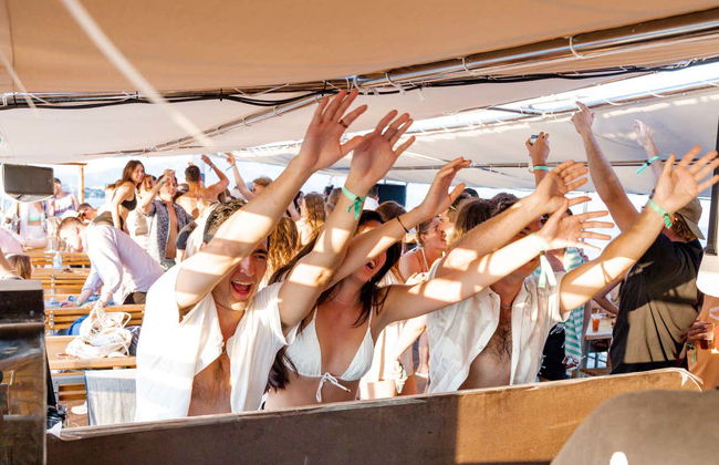 Fiesta en barco por el Lago Azul - Foto 2