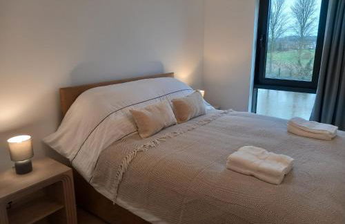 Central Modern and Spacious River view Apartment with parking - Foto 4