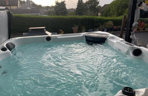 Sunset Retreat Cabin, Private Hot Tub with Mini Cinema Projector & Garden views - Foto 34