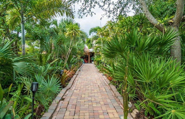 The Secret Garden - The Cottage Near Beach, Shops, Restaurants, Pet Friendly, Close to Lucerne Ave! - Foto 33