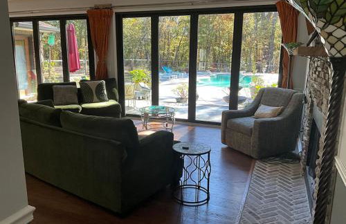 Quiet Forest Vacation home on a Private Road with Spacious Patios, Fire pit, Pet friendly and a Private pool - Foto 5