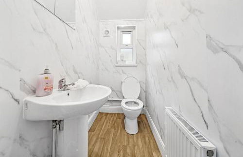 Clover House Stunning Cosy Cottage 3BR By AltoLuxo Short Lets & Serviced Accommodation With Free WiFi & Parking - Foto 26