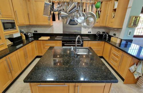 Exclusive Lakeside Villa with Private Pool & Total Privacy - Foto 8