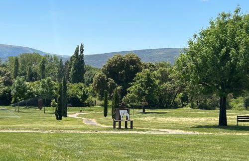 casa rural de un artista en plena naturaleza piscina y parque de esculturas en villarcayo - Photo 10