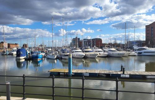 Peaceful Waterfront Apartment, Private Parking, Hull Marina - Foto 31