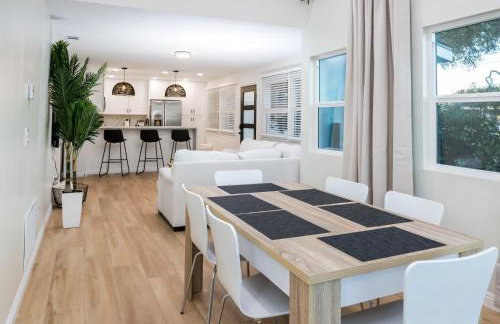 Newly Built Coastal Home with Yard - Foto 1