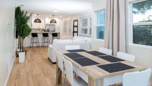 Newly Built Coastal Home with Yard - Foto 1