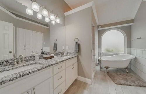 Deluxe Poolside Home, Modern 5BR with Gaming Room - Foto 20