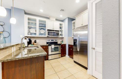 Water-View Condo with Balcony, Smart TVs, Washer/Dryer and Pool - Foto 19