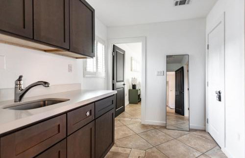 Modern Oasis with Pool & Jacuzzi near Universal Studios - Foto 28