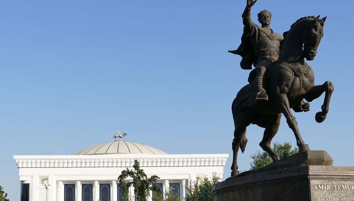 Estatua del líder Amir Timur