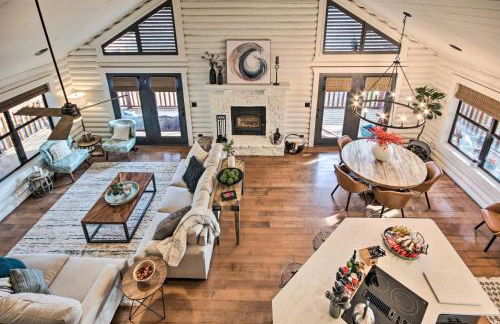 Enchanting Forested Cabin with Fire Pit and Grill - Foto 6