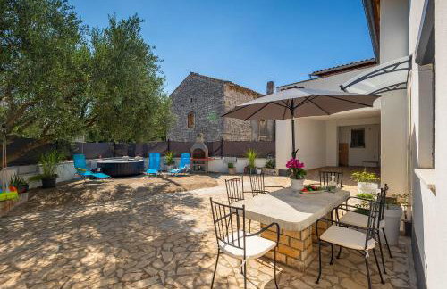 Romantisches Ferienhaus mit Jacuzzi, BBQ, WiFi - Foto 1