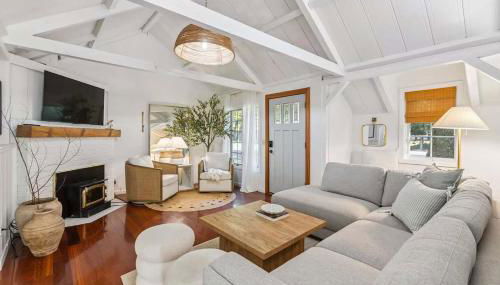 Modern Organic Home with Backyard Creek near State Park - Foto 3