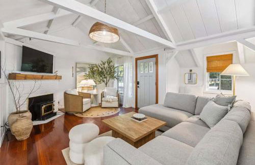 Modern Organic Home with Backyard Creek near State Park - Foto 3