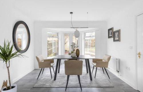 Luxurious 3 Bed House with Free Parking, Sky TV, Movies & Netflix - Foto 1