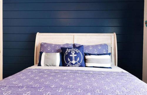 Chain O Lakes Nautical 4Bed 3Bath Waterfront with Bonus Room, Large Deck and Hot Tub - Foto 21