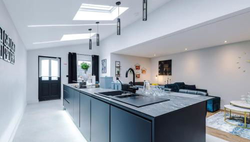 Incredible Home With Games Room, Sleeps 8, Parking Included, Perfect For Groups, Families, Contractors, Professionals - Foto 3