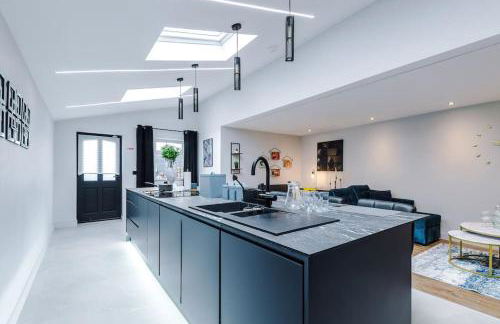 Incredible Home With Games Room, Sleeps 8, Parking Included, Perfect For Groups, Families, Contractors, Professionals - Photo 3