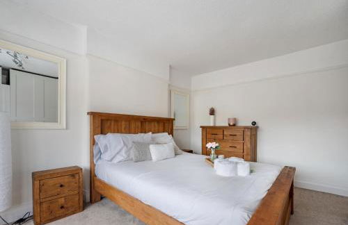 Pass The Keys Picture Perfect Haven in Didsbury Village - Free Parking & EV Station - Photo 23