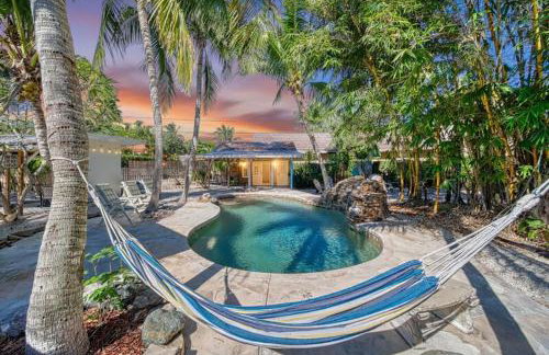 Tropical PoolHome Walk to Shops Near Beach - Foto 60