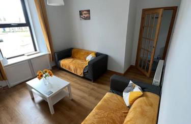 Homely 3 bed town centre flat - Foto 1