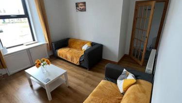 Homely 3 bed town centre flat - Foto 1