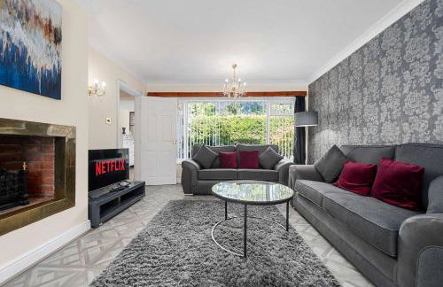 Lovely Greater MCR Family Home by City SuperHost - Photo 2