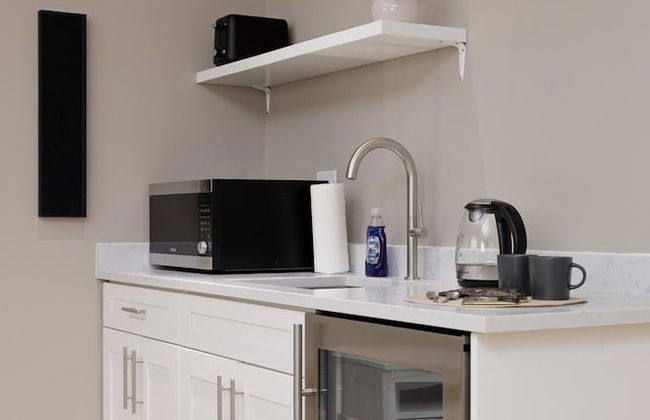 Stunning 3 Bedroom Secondary Suite N Van - Photo 57