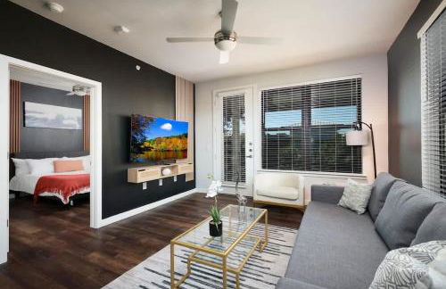 Cozy 2BR w Pool Gym Near Rvrwalk Dome Conv Ctr - Foto 1