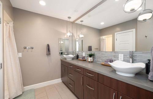 Central Location Gym Hot Tub Villa - Photo 20