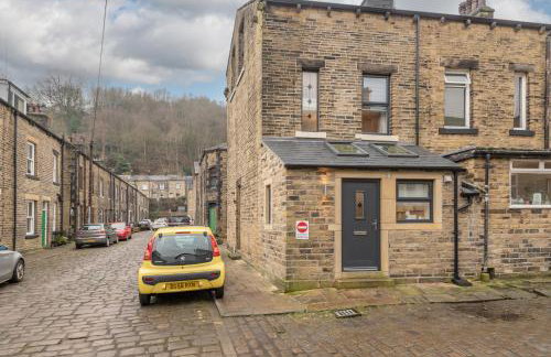 Sleeps 6 4 bedrooms 2 minute walk to the Square Hosted Happy Valley Cast - Photo 58