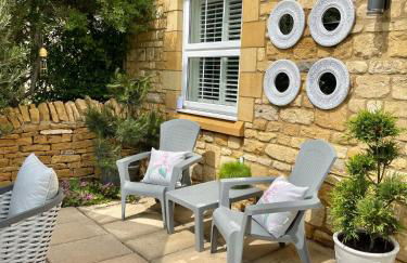 Cotswold Chic Retreats "Cloud Nine" Central Chipping Campden-Parking-Garden - Photo 22