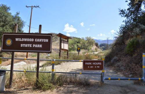 3BR Mountain Retreat with 2 Executive Suites & Scenic Views Sleeps 6 - Photo 45