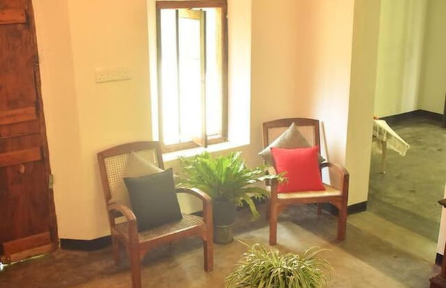 Charming & Historical 3-bed Bungalow in Hikkaduwa - Photo 8