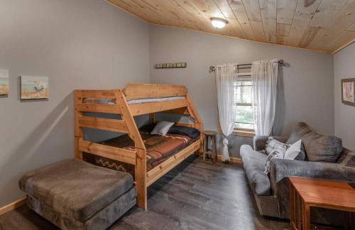 Cozy Home, Hot Tub, Dock, Kayaks, Swimming & More! - Photo 3