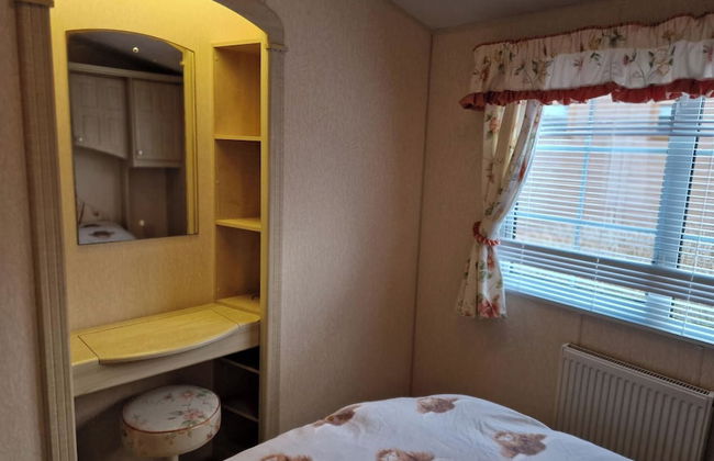 Caravan - Sleeps 4 - Pet Friendly - Parking - Photo 3