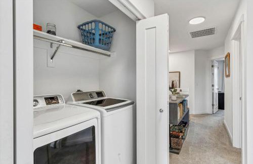 Modern and Bright Townhome with Game Room in S Salem - Foto 19