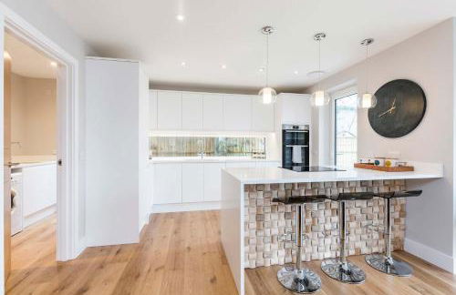 Stylish new Home With Parking - King Beds Garden - Foto 24