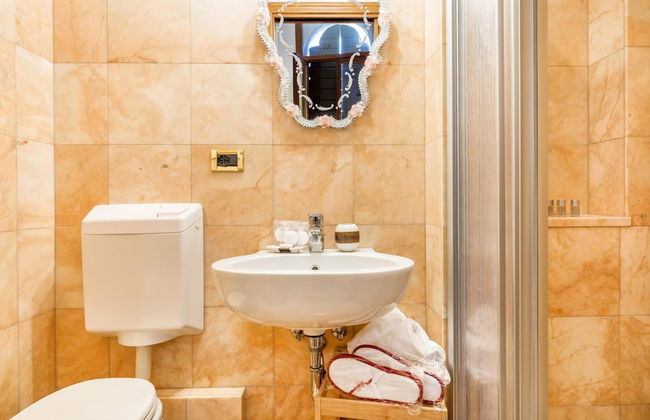 Luxury Venetian Rooms - Photo 31