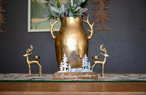 Sierra Cabin w NEW Hot Tub Walk to Town - Photo 3