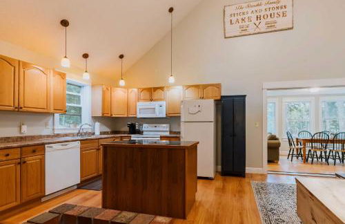 Waterfront Sebec Lake Home with Yard and Fire Pit - Foto 10