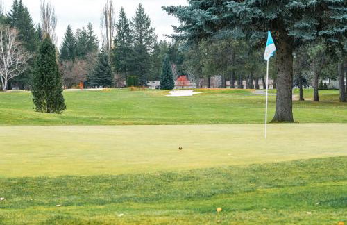 Cozy 2BR Condo Walk to Lake, Saltwater Pool and Golf - Foto 34