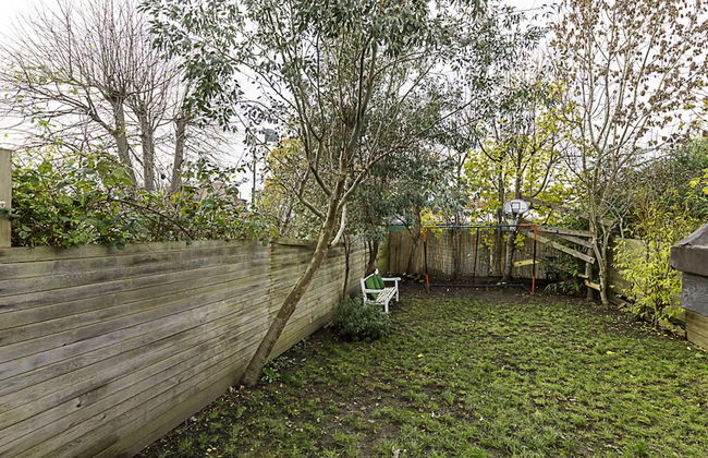 Gorgeous 4-bed Home With a Fireplace and Terrace - Foto 27