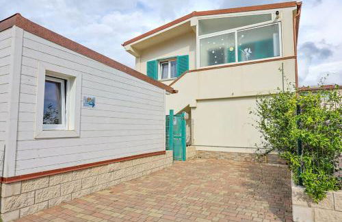 Azure Oasis with parking near the airport & beach - Foto 14