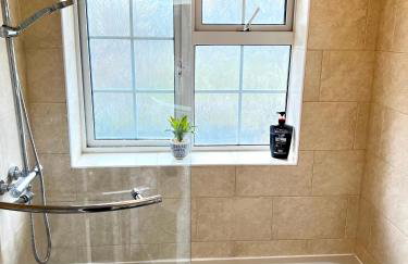 City Centre House - Pet Friendly - Free Parking - 2 Bedroom - Large Garden - Foto 9