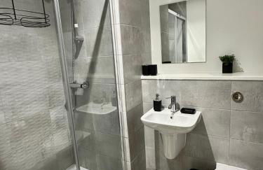 Stylish Haven with Ample Space - Foto 9