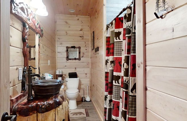 Lazy Bear Lodge 5 Bedroom Cabin by RedAwning - Photo 60